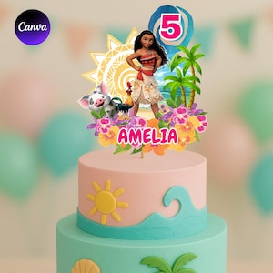 Puede incluir: Una tarta de cumpleaños con temática de Moana. La tarta tiene una capa superior rosa con un sol amarillo y un diseño de olas azules. Un adorno para tarta presenta a Moana, Pua, Hei Hei y el número 5. El nombre "Amelia" también está en el adorno.