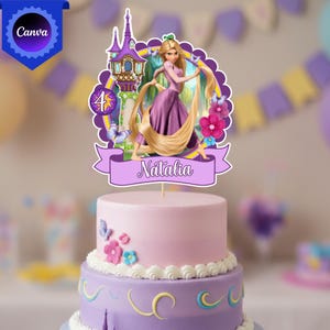 Puede incluir: Una tarta de cumpleaños de dos pisos con un adorno temático de Rapunzel. El adorno presenta una figura de princesa, una torre y el nombre "Natalia". La tarta está decorada con glaseado rosa y morado, flores y mariposas.