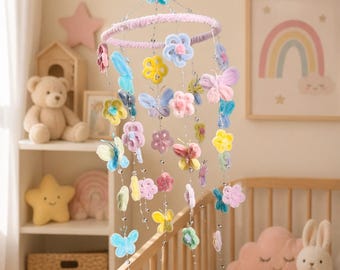 Móvil de mariposas hecho a mano para bebé, decoración floral en tonos pastel para cuna, adorno colgante para habitación infantil con un toque caprichoso.