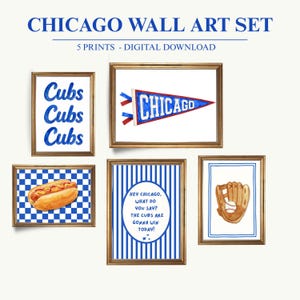 Puede incluir: Un conjunto de cinco impresiones de arte mural digital con ilustraciones temáticas de Chicago. Las láminas incluyen el texto Cubs, un banderín de Chicago, un perrito caliente sobre fondo de cuadros azules, un guante de béisbol y el texto Hey Chicago.