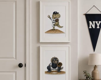 Juego de 2 láminas decorativas de béisbol con dinosaurios: lanzador T-Rex y receptor Triceratops. Decoración de béisbol, ideal para la habitación de niños o para la sala de juegos.