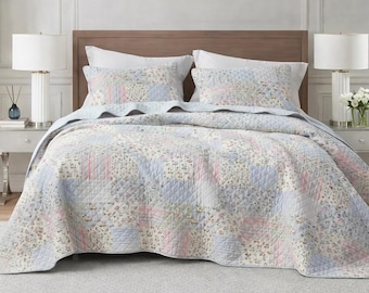 Conjunto de colcha floral em tons pastel, roupa de cama estilo cottagecore, colcha patchwork azul claro, colcha floral estilo fazenda, roupa de cama shabby chic, colcha leve
