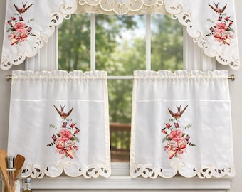 Conjunto de Cortinas para Cozinha com Estampa de Beija-flor e Rosa – Bandô 60x36 + 2 Cortinas Curtas 30x36 – Bordadas – Estilo Casa de Campo