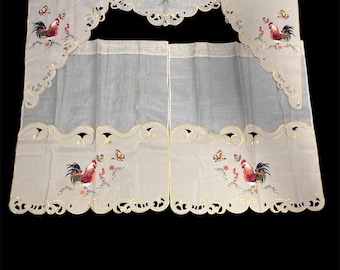 Conjunto de cortinas de cozinha com estampa de galo, estilo fazenda, com bandô e cortinas curtas.