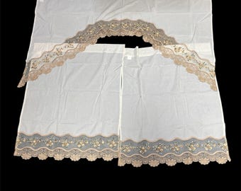 Conjunto de cortinas de cozinha florais bege com bandô de renda e cortinas curtas.