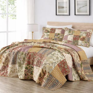 King Vintage Style Patchwork Quilt Set, Floral Farmhouse Bedding, Cottage Quilt Bedspread, Rustic Bedroom Decor, Lightweight Quilt Set