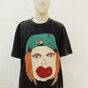 Handgjord lapptäcke-T-shirt - Thailändskt tyggrafik-T-shirt - Unisex vintagetvättad skjorta