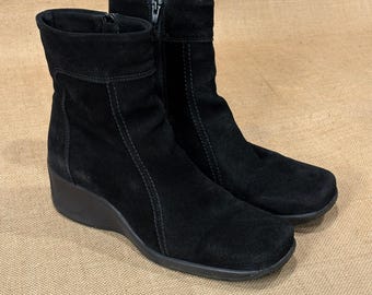 Botines La Canadienne para mujer, talla 9.5 M, de ante negro, con cuña y cremallera, estilo Y2K minimalista.