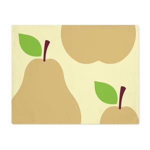 Könnte beinhalten: Ein rechteckiger Tischset mit einem sich wiederholenden Muster aus stilisierten Birnen. Die Birnen sind in Beige- und Brauntönen gehalten, mit grünen Blättern und burgunderfarbenen Stielen, vor einem hellgelben Hintergrund.