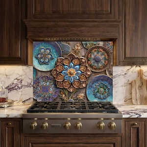 Pode incluir: Um painel de cozinha decorativo com um design floral e de pratos. O painel tem uma flor central com tons de azul, castanho e dourado, rodeada por pratos ornamentados em tons de azul, verde-azulado e castanho. O fogão tem seis queimadores.
