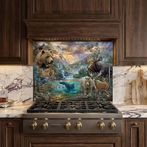 Peut inclure: Une crédence de cuisine décorative représentant une scène de faune vibrante avec des ours, des cerfs et un orignal près d'une cascade et d'un lac. L'œuvre est encadrée par des armoires en bois foncé et se trouve au-dessus d'une cuisinière à gaz en acier inoxydable.