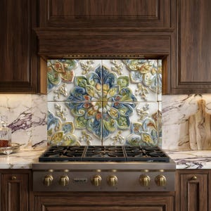 Puede incluir: Un protector contra salpicaduras de cocina con cuatro baldosas decorativas con un diseño floral en tonos azules, verdes, amarillos y rojos. Las baldosas están instaladas sobre una estufa de gas de acero inoxidable con perillas de latón, sobre gabinetes de madera oscura.