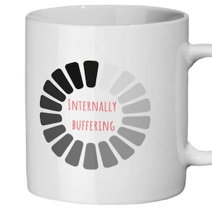 Puede incluir: Taza de cerámica blanca con un gráfico en blanco, negro y gris de un círculo de carga. Las palabras "Internally Buffering" están en texto rojo dentro del círculo. La taza tiene un asa curvada y es adecuada para bebidas frías o calientes.