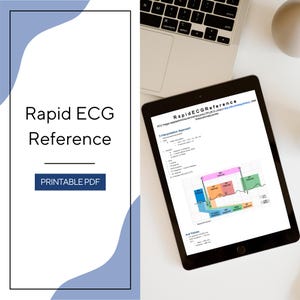 Op de afbeelding: Een digitale tablet met een snelle ECG-referentiegids met medische grafieken en diagrammen, geplaatst naast een laptop. Het scherm toont een interpretatiebenadering voor elektrocardiogrammen met gelabelde intervallen en golfsegmenten.