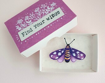 Arte de mariposa de caja de cerillas pintado a mano con la frase "Encuentra tus alas" - manualidad de papel