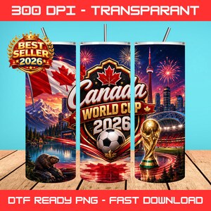 Puede incluir: Un juego de tres vasos de acero inoxidable con un dise&ntilde;o de la Copa Mundial de Canad&aacute; 2026. Cada vaso presenta una escena diferente, incluyendo una bandera canadiense, un bal&oacute;n de f&uacute;tbol y un estadio con el trofeo de la Copa del Mundo. Los vasos tienen una pajita.