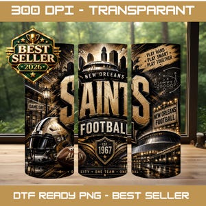 Könnte beinhalten: Ein digitales Becher-Wrap-Design mit einem New Orleans Football-Thema in Gold und Schwarz. Es zeigt einen Football-Helm, einen Football, den Text Saints Football, Est. 1967 sowie den Schriftzug Play Hard, Play Smart, Play Together.