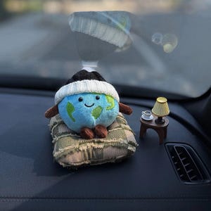 Plüsch-Armaturenbrett-Dekor, niedliches Erd- oder Kaffeebohne-Ornament, weiches Auto-Innenzubehör, lustiges Geschenk für Fahrer