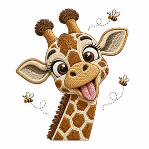 Può includere: Una toppa ricamata raffigurante la testa di una giraffa in stile cartoon con macchie marroni e crema, grandi occhi marroni e una lingua rosa di fuori. La giraffa ha due ossiconi marroni sulla testa ed è circondata da tre piccole api.