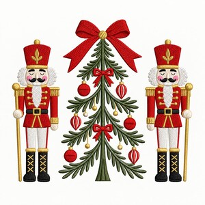Puede incluir: Un diseño de bordado que presenta dos figuras de cascanueces idénticas con uniformes rojos, blancos y negros con detalles dorados, flanqueando un pino verde central decorado con lazos rojos, adornos rojos y blancos y pequeñas esferas doradas.