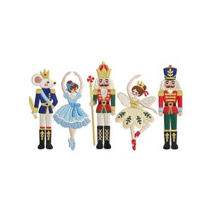 Puede incluir: Un conjunto de parches bordados con cinco personajes temáticos del Cascanueces: un ratón soldado con uniforme azul, una bailarina con vestido azul claro, un rey cascanueces con bastón, un hada con alas y vestido floral, y un soldado en rojo.