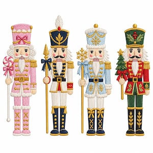 Puede incluir: Cuatro figuras de cascanueces bordadas en fila. La primera es rosa con una piruleta, la segunda es azul marino y blanca con una lanza, la tercera es azul claro con un bastón de copo de nieve y la cuarta es roja y verde con un pino.