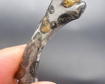 Fatia de meteorito pallasita Seymchan, meteorito verde-oliva, revestimento antiferrugem (30,5 x 12,4 x 3,8 mm)