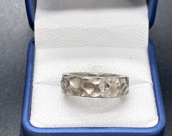 Anillo de meteorito de hierro Muonionalusta: alianza de boda de 7 mm de ancho, con grabado personalizable.