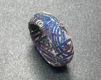 Anillo de meteorito Muonionalusta: alianza de boda de 8 mm, grabado personalizable, acabado azul al horno.