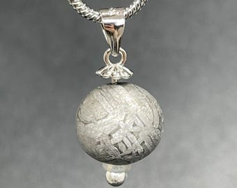Collar con colgante de meteorito Muonionalusta, joyería con fragmento espacial de hierro grabado