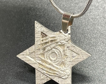Colar com pingente de meteorito Muonionalusta, joia em ferro gravado com fragmento espacial e entalhe hexagonal em forma de olho, tratamento eletrogalvanizado.