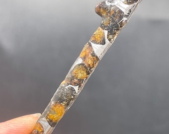 Fatia de meteorito pallasita Seymchan, meteorito verde-oliva, revestimento antiferrugem (52,6 x 10 x 2,6 mm)
