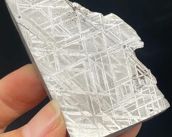 Fragmento de meteorito de hierro Gibeon de 103,3 g, espécimen de meteorito natural (71 x 40,3 x 11,2 mm)