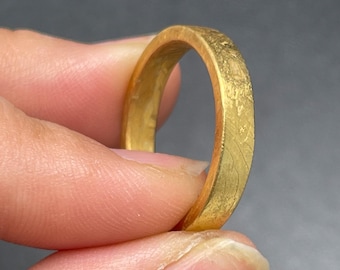 Anel de Meteorito de Ferro Muniolast: Aliança de casamento banhada a ouro 24k de 4 mm, com gravação personalizável.