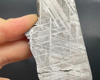 Fragmento de meteorito de hierro Gibeon de 101,9 g, espécimen de meteorito natural (59,2 x 39,3 x 13,4 mm)