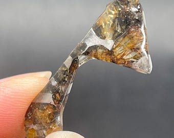 Fatia de meteorito pallasita Seymchan, meteorito verde-oliva, revestimento antiferrugem (32,7 x 14,4 x 3,6 mm)