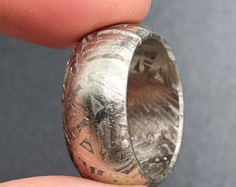 Anillo de meteorito de hierro Muonionalusta: alianza de boda de 10 mm de ancho, con grabado personalizable.