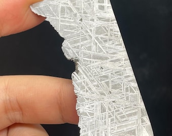 Fragmento de meteorito de hierro Gibeon de 48,8 g, espécimen de meteorito natural (65,9 x 29,9 x 8,3 mm)