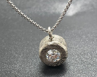 Collar con colgante de meteorito Muonionalusta, meteorito de hierro grabado, detalle de diamante cultivado en laboratorio.