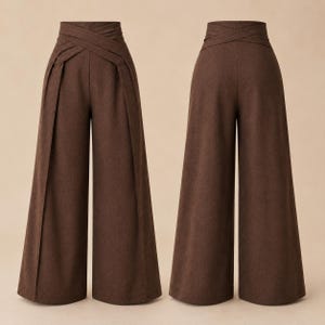 Puede incluir: Un par de pantalones de color marrón oscuro con pernera ancha, diseño de cintura alta y un distintivo detalle cruzado en la pretina. Los pantalones se muestran desde la vista frontal y trasera, exhibiendo una tela de color sólido.