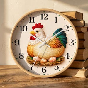 Könnte beinhalten: Runde Wanduhr mit hellem Holzrahmen, verziert mit einem bemalten Hühnermotiv. Das Zifferblatt hat schwarze Ziffern und Zeiger. Das Huhn hat einen roten Kamm, einen gelben Schnabel und bunte Federn. Das Huhn sitzt auf einem Nest mit Eiern.