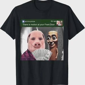 Może przedstawiać: Czarny t-shirt z nadrukiem graficznym powiadomienia z dzwonka do drzwi o treści There is motion at your Front Door. Obraz przedstawia postać przypominającą świnię trzymającą wachlarz banknotów obok wysokiej, brązowej, cylindrycznej postaci.