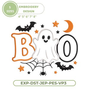 Pode incluir: Um design de bordado com a palavra BOO, onde um fantasma branco substitui a letra O. O design inclui morcegos pretos, uma lua crescente laranja, estrelas laranjas e pretas, e uma teia de aranha com uma pequena aranha. Texto: 5 SIZES 4" 5" 6" 7" 8" e EXP-DST-JEP-PES-VP3.
