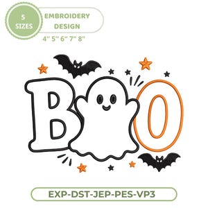 Peut inclure: Un motif de broderie affichant le mot BOO, où la lettre O est remplacée par un fantôme blanc à contour noir. Le motif inclut deux chauves-souris noires, des étoiles orange et noires, ainsi que le texte 5 SIZES 4" 5" 6" 7" 8" et EXP-DST-JEP-PES-VP3.