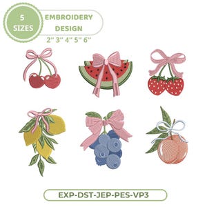 Pode incluir: Um conjunto de designs de bordado com seis ilustrações de frutas: cerejas, uma fatia de melancia, morangos, limões, mirtilos e um pêssego, cada um decorado com um laço. O texto inclui 5 SIZES 2" 3" 4" 5" 6" e EXP-DST-JEP-PES-VP3.