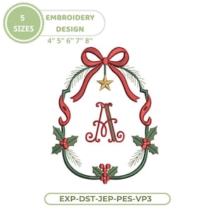 Puede incluir: Un diseño de bordado con una letra A central dentro de un marco ovalado de ramas de pino verdes, bayas de acebo rojas y un lazo rojo en la parte superior con una estrella dorada. Texto: 5 SIZES 4" 5" 6" 7" 8" y EXP-DST-JEP-PES-VP3.