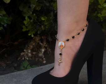 Tobillera con rosario gótico con cuentas de colores y cruces plateadas y amarillas