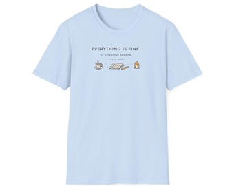 Koszulka z nadrukiem „Everything Is Fine” i świecą | Przytulna koszulka z grafiką do czytania