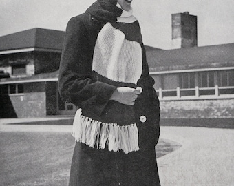 Peut inclure: Une femme portant un manteau noir avec une écharpe en tricot blanc et noir à franges. L'écharpe est portée comme une capuche.
