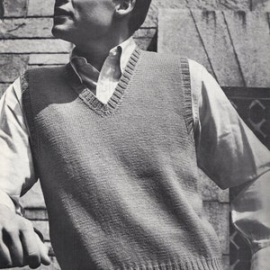 Puede incluir: Un suéter gris sin mangas de punto con cuello en V.